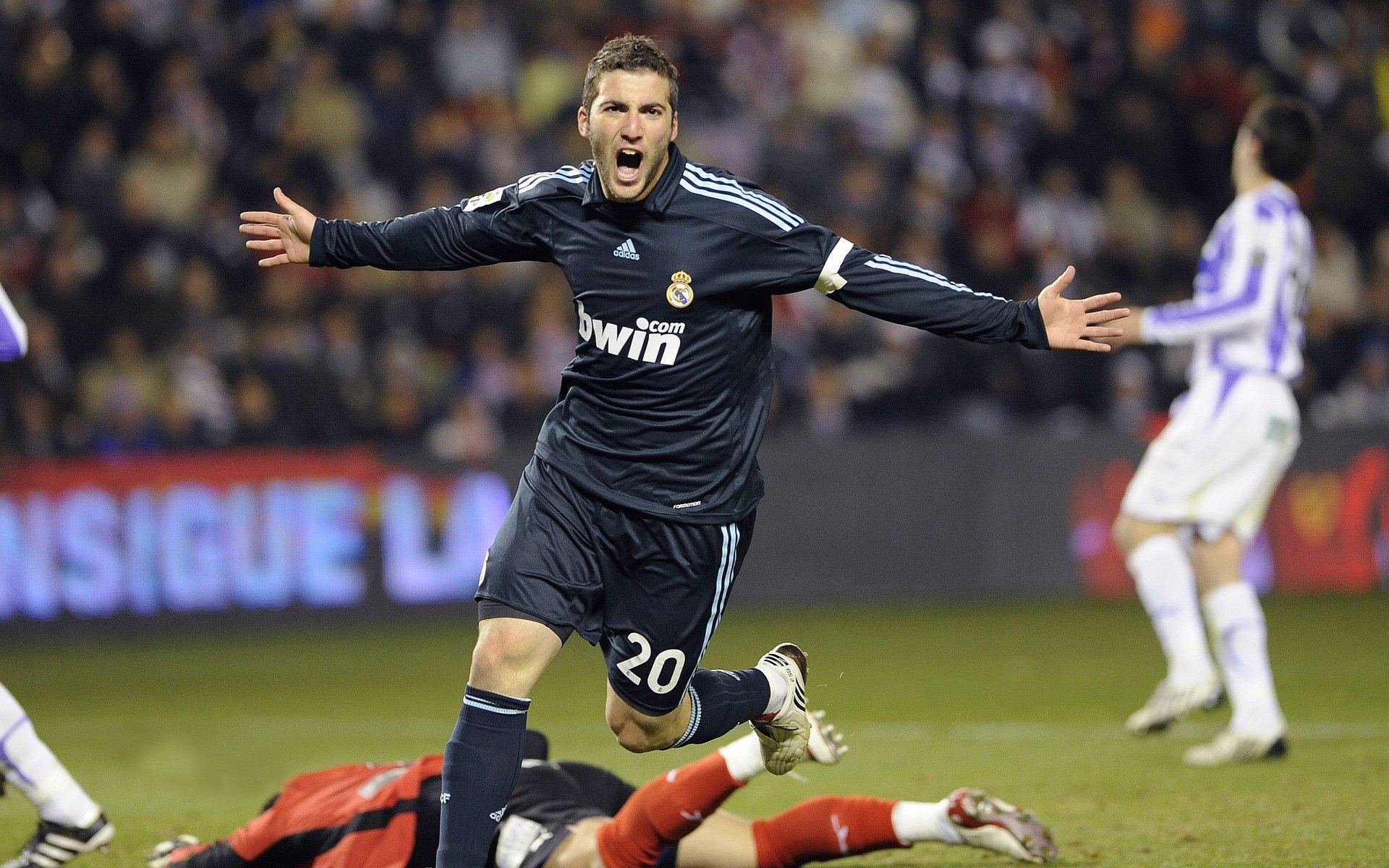 乐鱼体育APP官方下载-阿扎伦卡迎来五赛季高光表现，拜仁球迷沸腾！